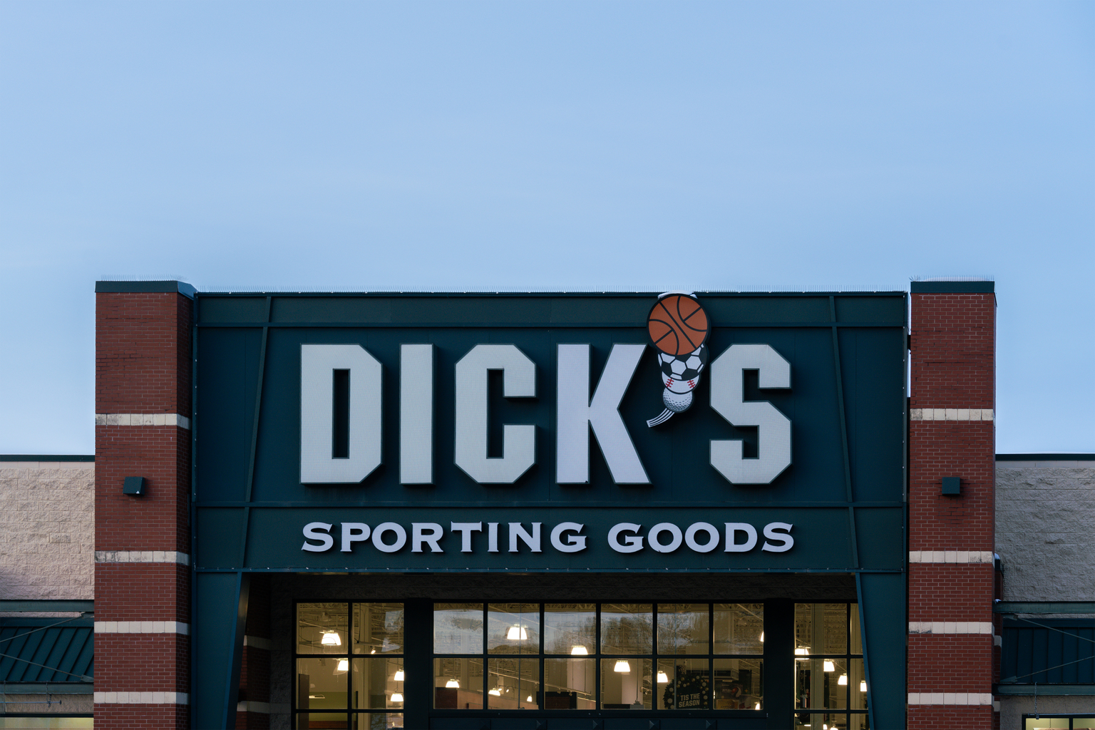 seekingalpha.com - Vince Martin - DICK'S Sporting Goods: Strong Execution, But Cyclical Headwinds Persist (NYSE:DKS)