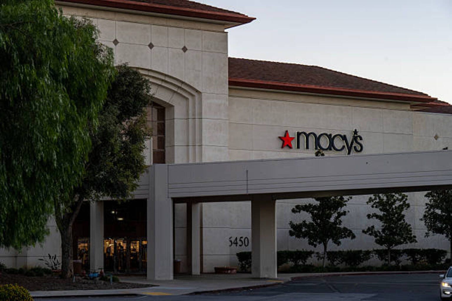 Wall Street Lunch: Macy's Jumps On Berkshire's First Department Store Bet Since 1966 news thumbnail