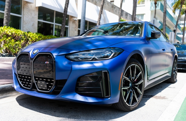 BMW i4 M50 auto elettrica 2023. BMW M50 auto elettrica di lusso. Auto BMW i4 modello M50 elettrico parcheggiata all"aperto. Auto elettrica blu, vista laterale