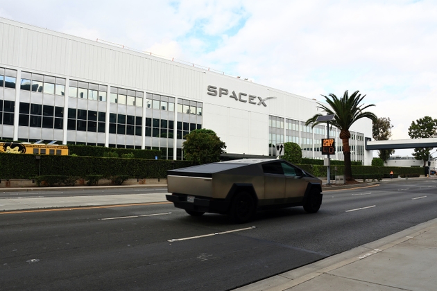 Hawthorne (LA County), California: Exterior View of SpaceX Headquarters located at 1 Rocket Road