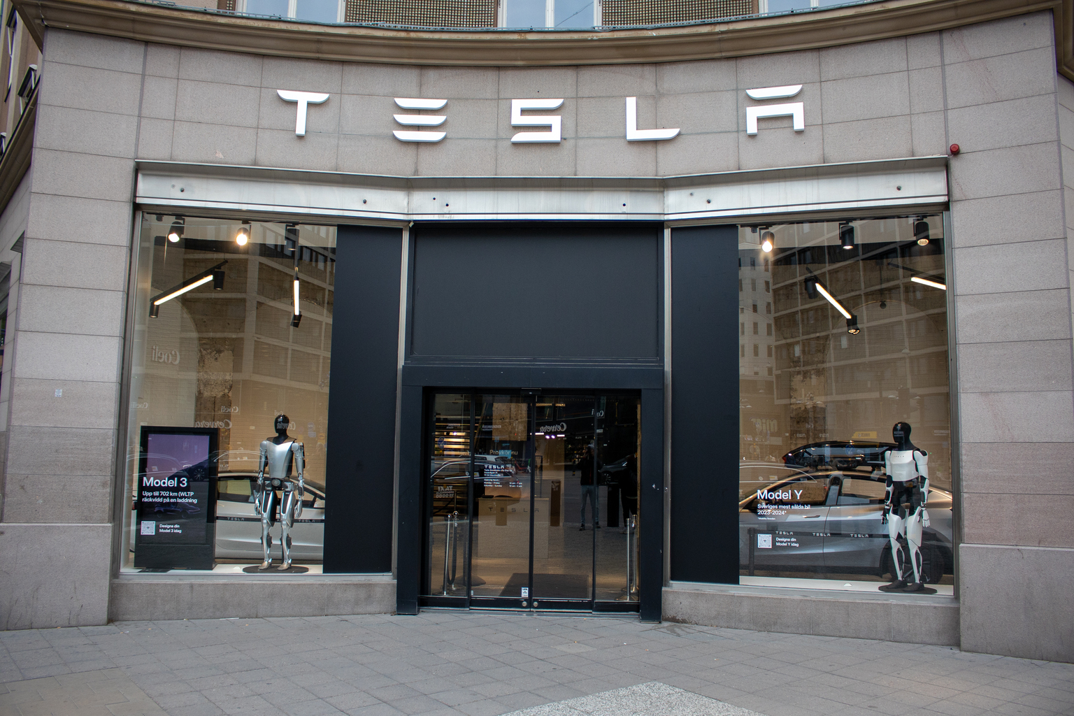 seekingalpha.com - Sarfatti Investment Research - Tesla: Promises Of Robots And Space Data Centers Do Not Justify This Valuation (TSLA)