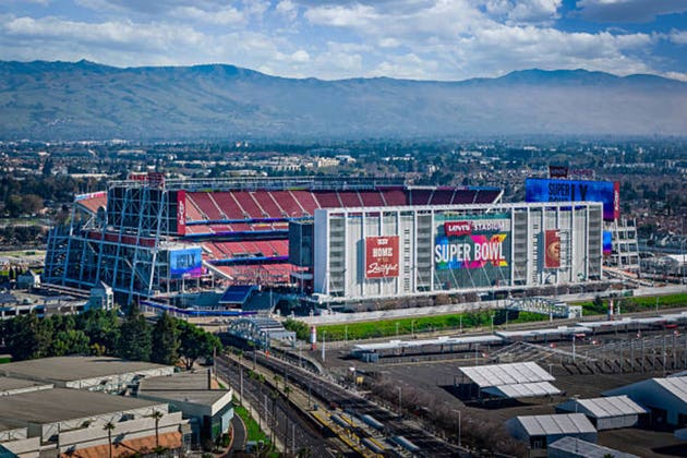 Super Bowl LX ads: OpenAI vs. Anthropic, Meta's glasses, and GLP1 buzz |  Seeking Alpha