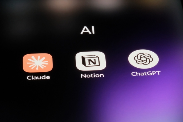 Notion, Claude and ChatGPT. Assorted AI apps