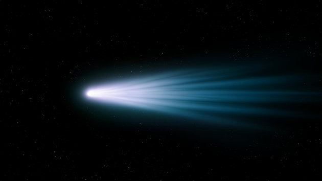 Une belle queue de comète brillante dans le ciel. Étoile filante, astrophotographie.
