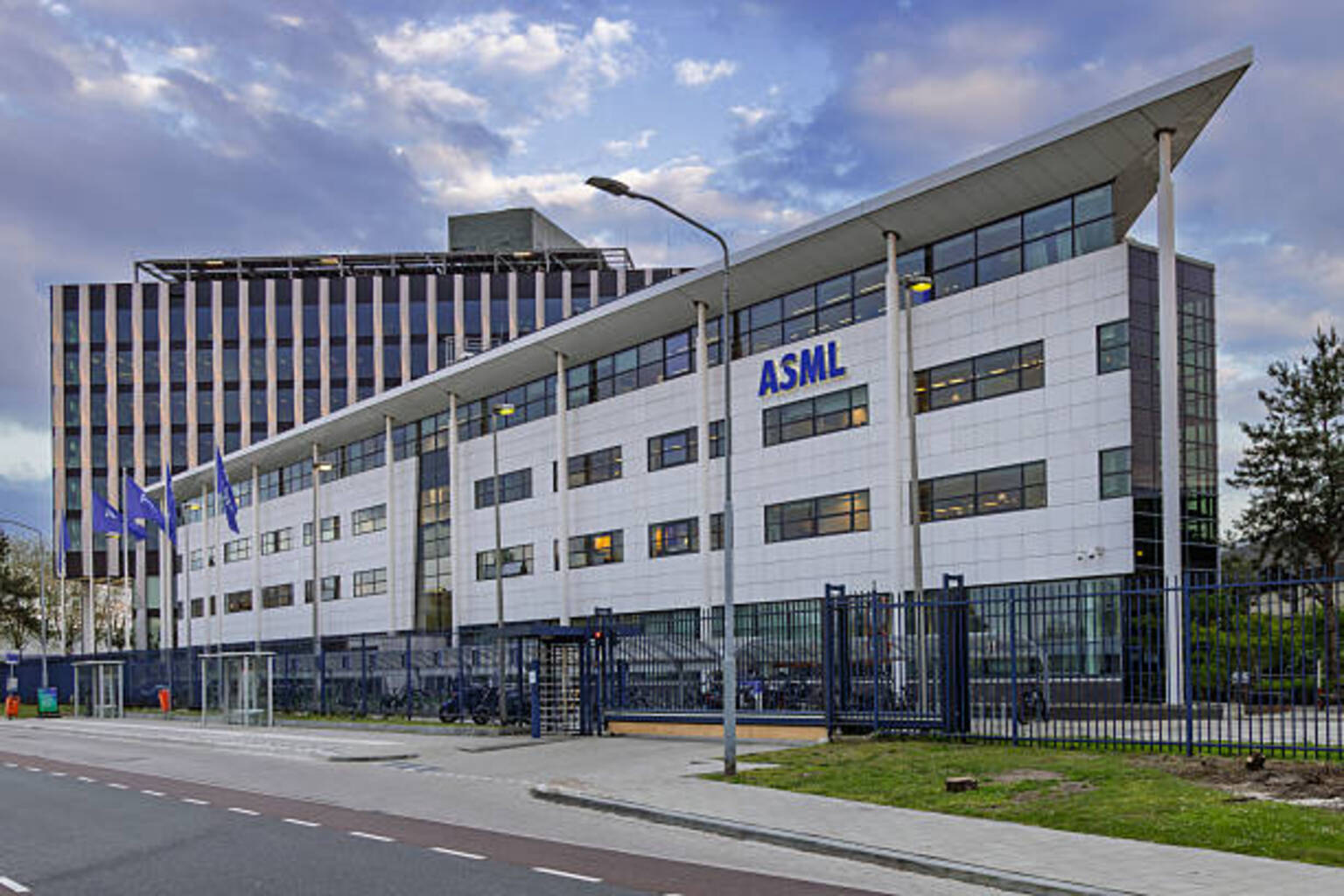 seekingalpha.com - Rick Orford - ASML's €13 Billion Memory Bet Isn't A Cycle - It's A Ratchet (NASDAQ:ASML)