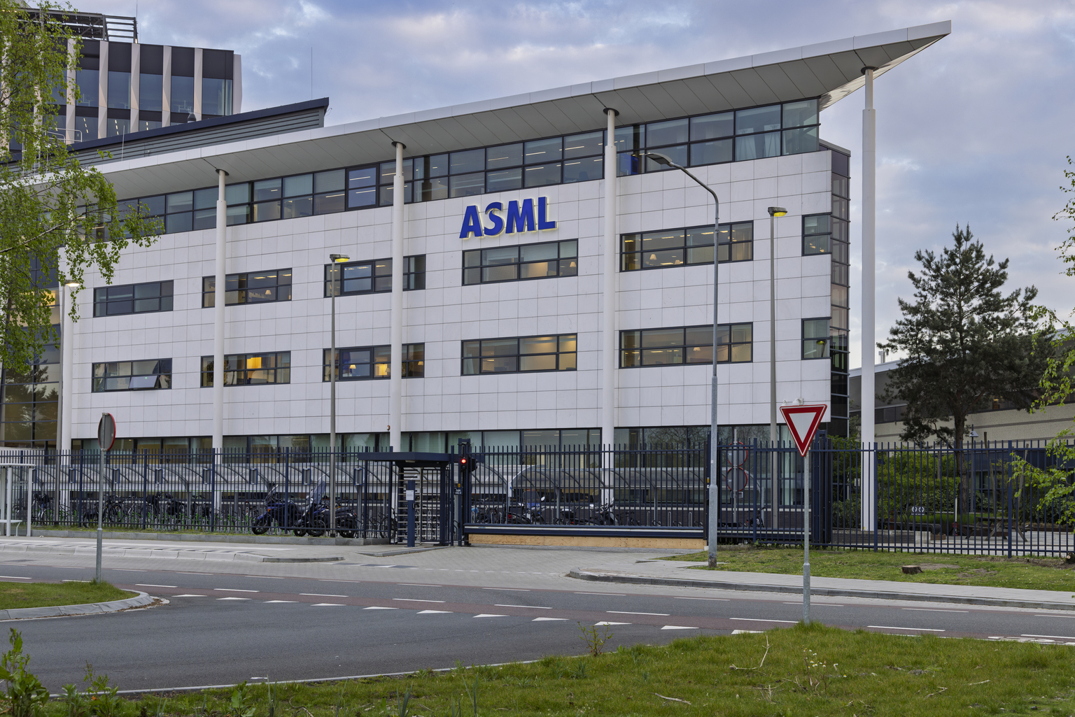 seekingalpha.com - Mike Zaccardi - ASML: Why Europe's AI Giant Is Not The Best Chip Buy (NASDAQ:ASML)