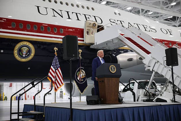 Trump varuje Írán před podporou Hizballáhu, napětí v regionu komplikuje jaderné jednání