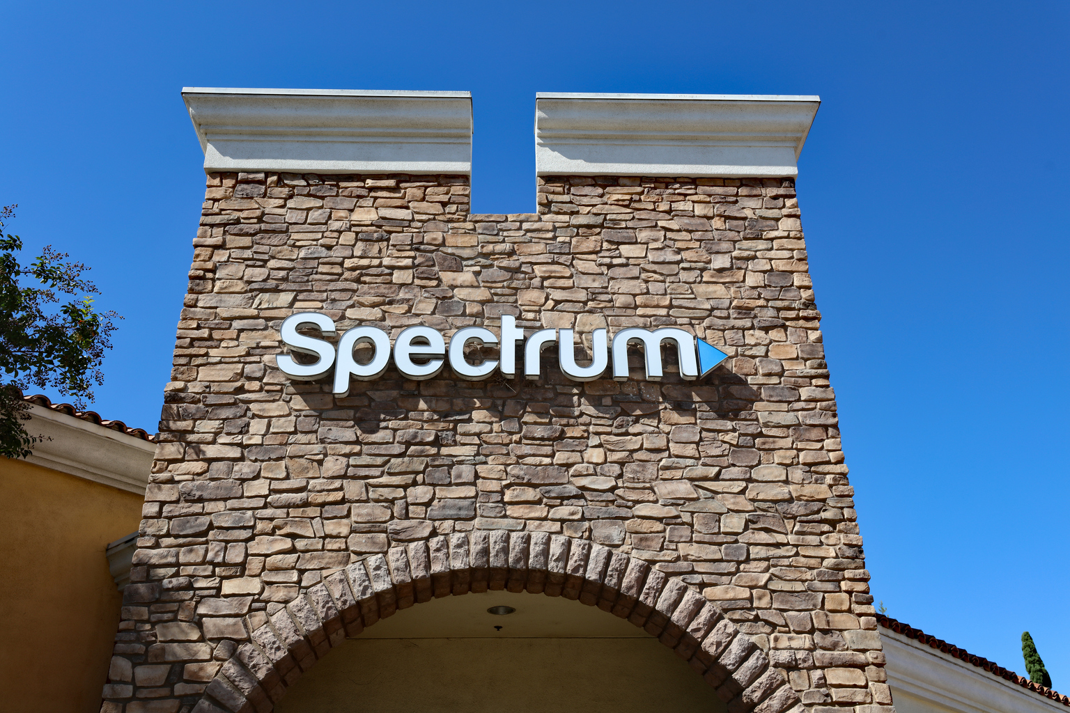 seekingalpha.com - Max Greve - Charter Communications Stock Remains A Buy, With Merger And Mobile Tailwinds (NASDAQ:CHTR)