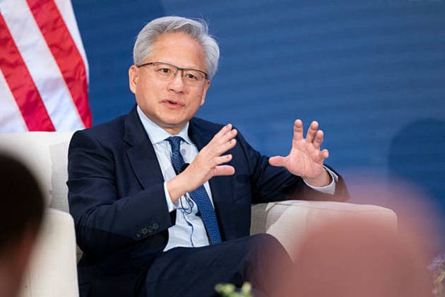 트럼프, 엔비디아 젠슨 황과의 깜짝 무대 연설에서 AI를 '사기'로 규정하다 대표 이미지