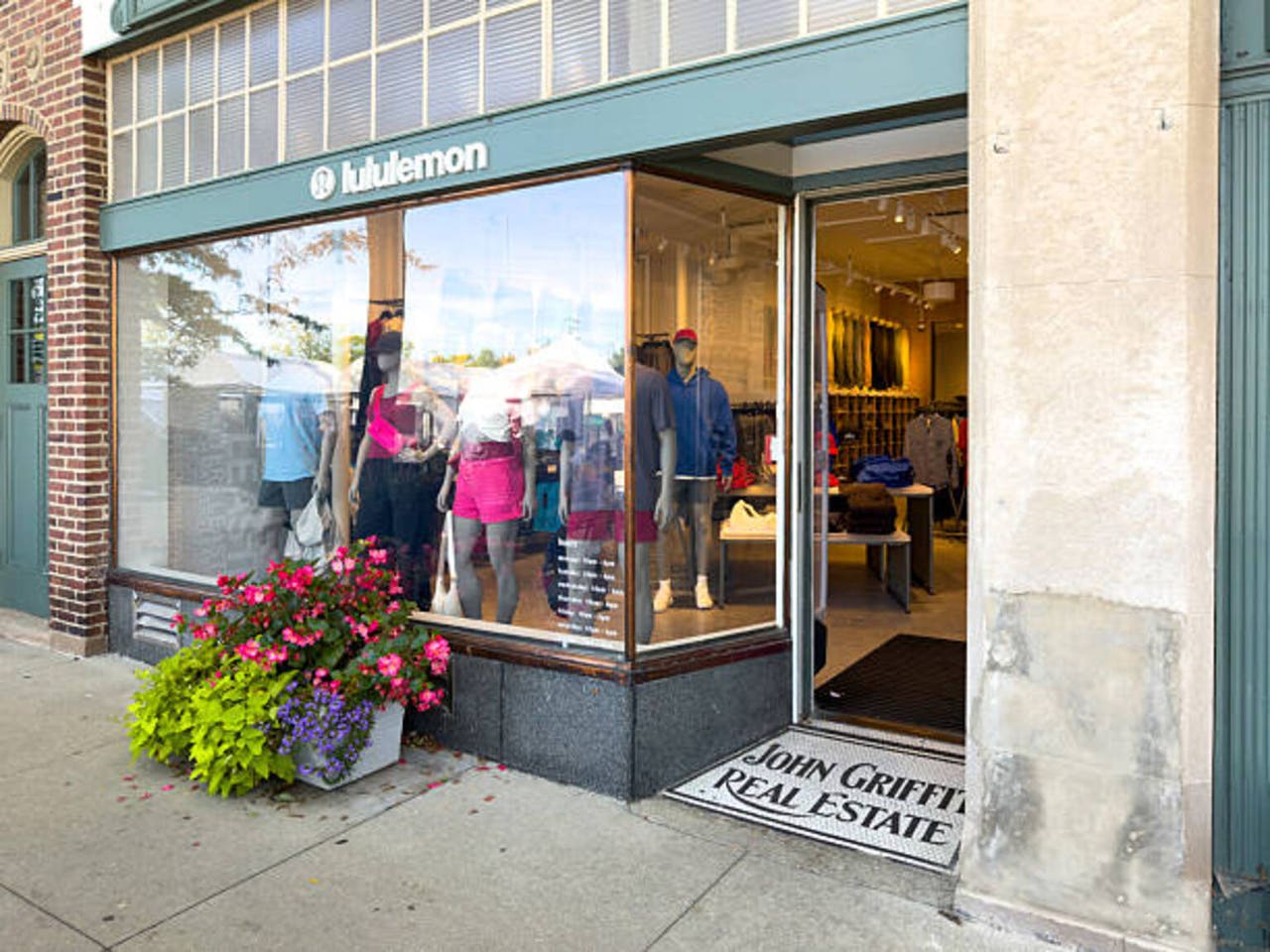 Lululemon announces new senior leadership structure (LULU:NASDAQ ...