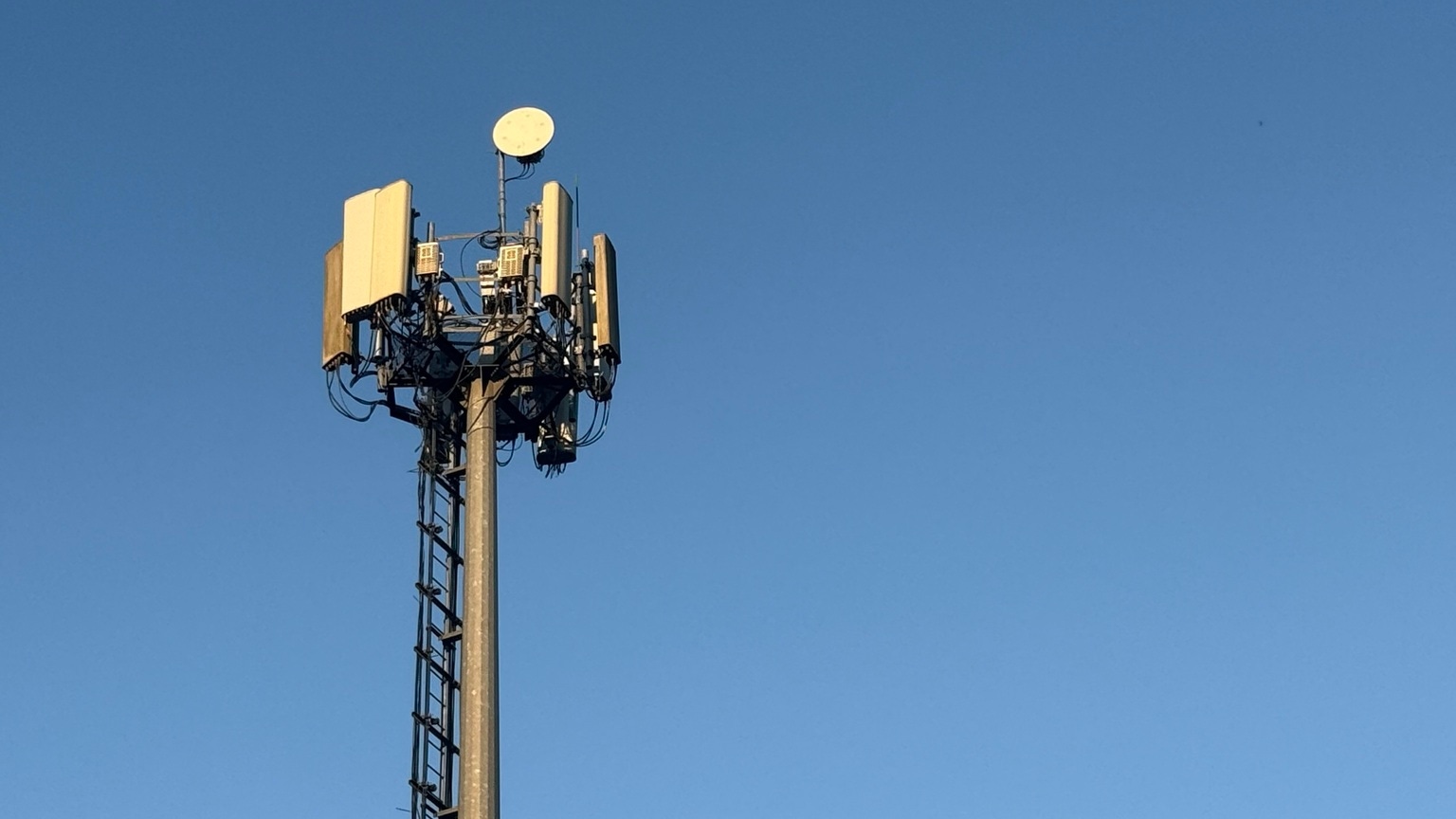 Cellnex Telecom: European Cell Phone Towers At Discount Valuation Versus U.S. Peers