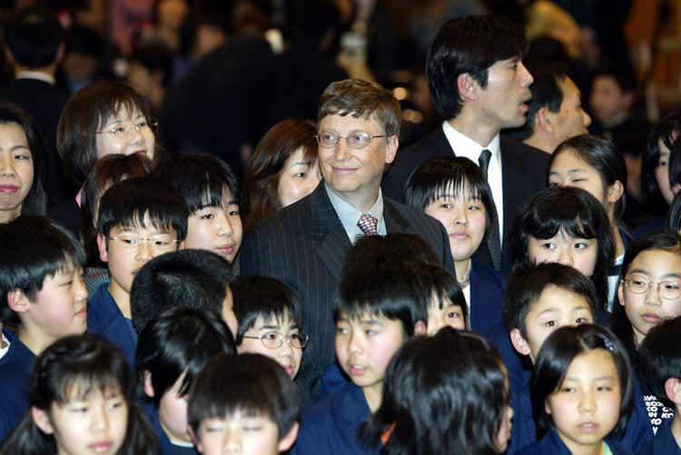 Bill Gates Teaches Children "The Dream Of Science"