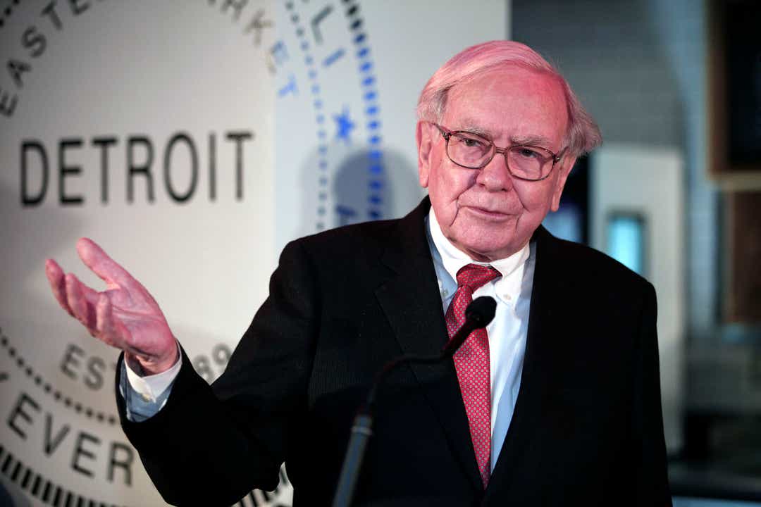 apple-stock-buffett-vs-burry-only-one-will-win-nasdaq-aapl