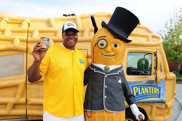 Frank Thomas & Mr. Peanut Surprise Softball Team Celebrate Four New Peanut Flavors