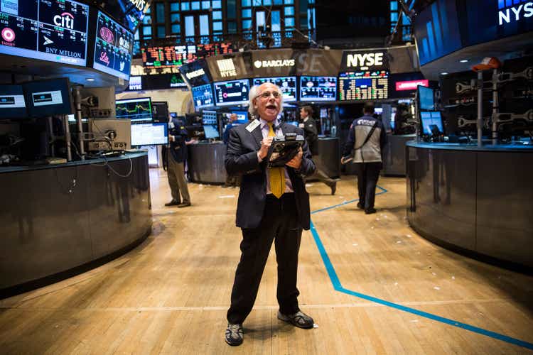 Stocks Trade Higher, Pushing Dow Up