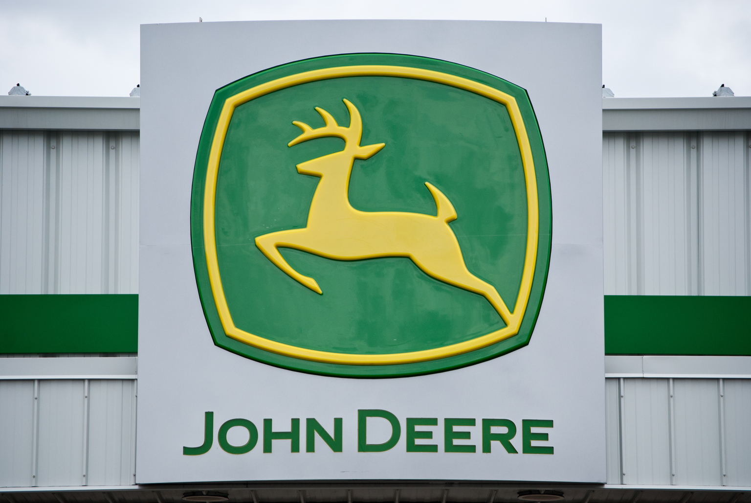 seekingalpha.com - Soumendra Mukherjee - Deere heads into Q2 earnings amid soft farm demand and rising tariff pressures (DE:NYSE)