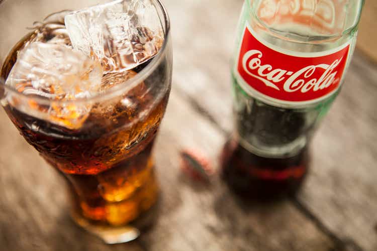 Coca-Cola-Flasche und Glas