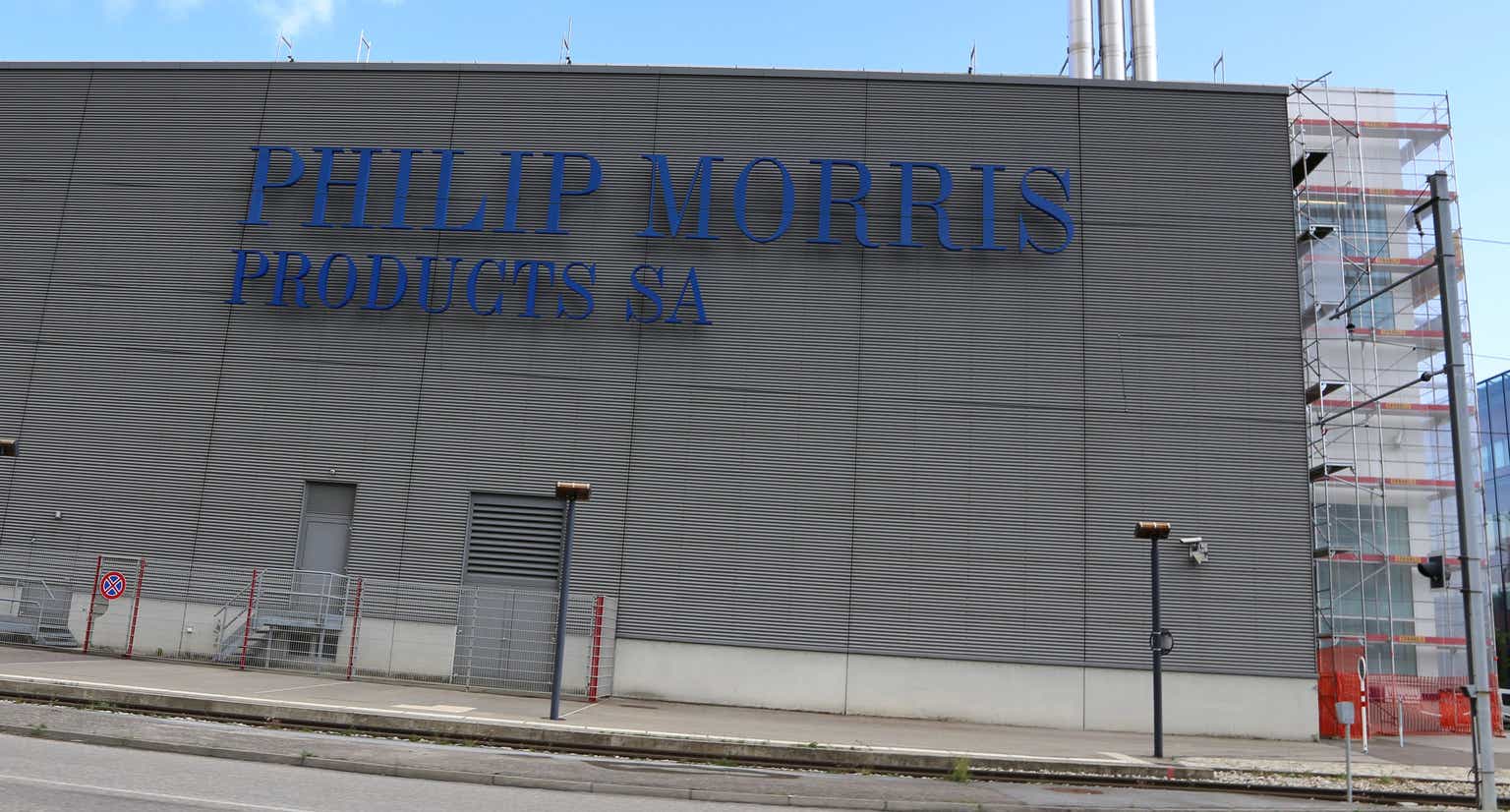 Philip Morris: Shares On Sale As EPS Trends Improve (NYSE:PM)