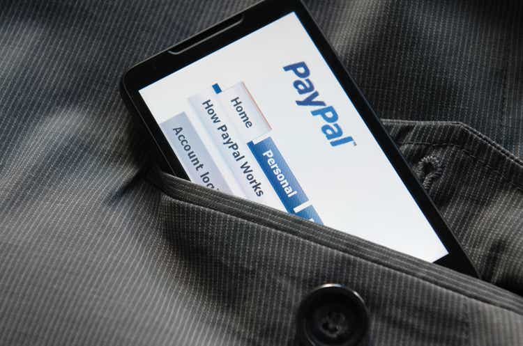 Smartphone avec logo Paypal.com dans la poche