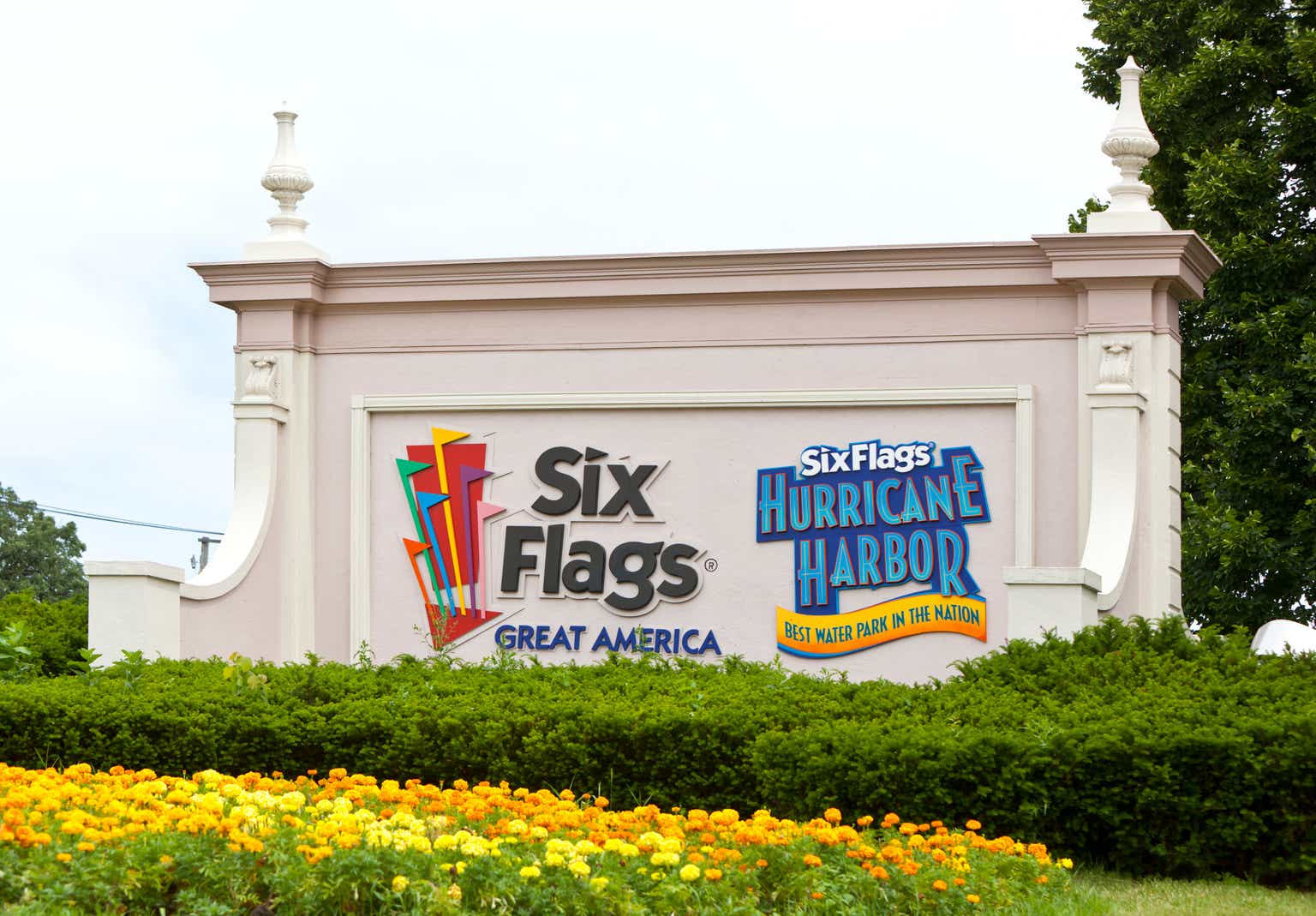 Six Flags Entertainment: New Management, New Strategy, New Opportunities (NYSE:SIX)