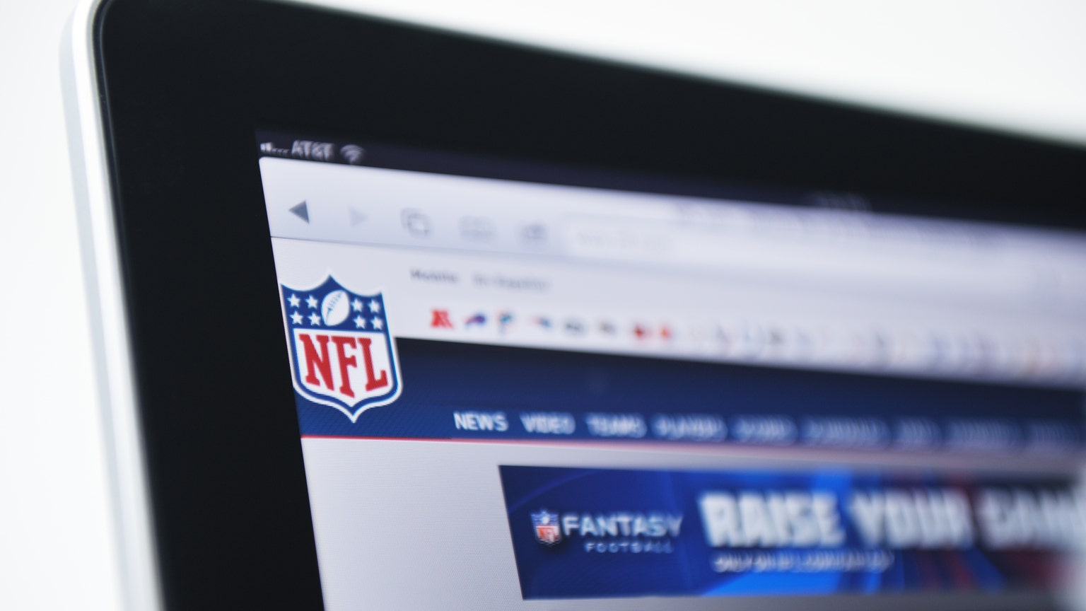 NFL Sunday Ticket: Apple taking streaming football negotiations