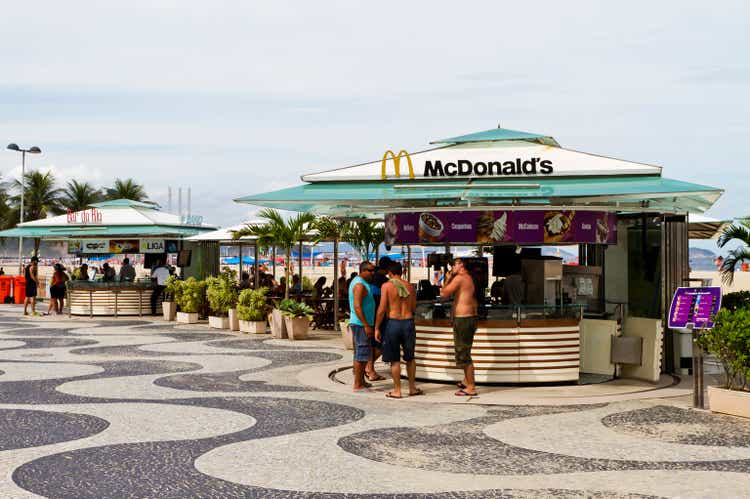 McDonald"sin kioski Copacabanan rannalla