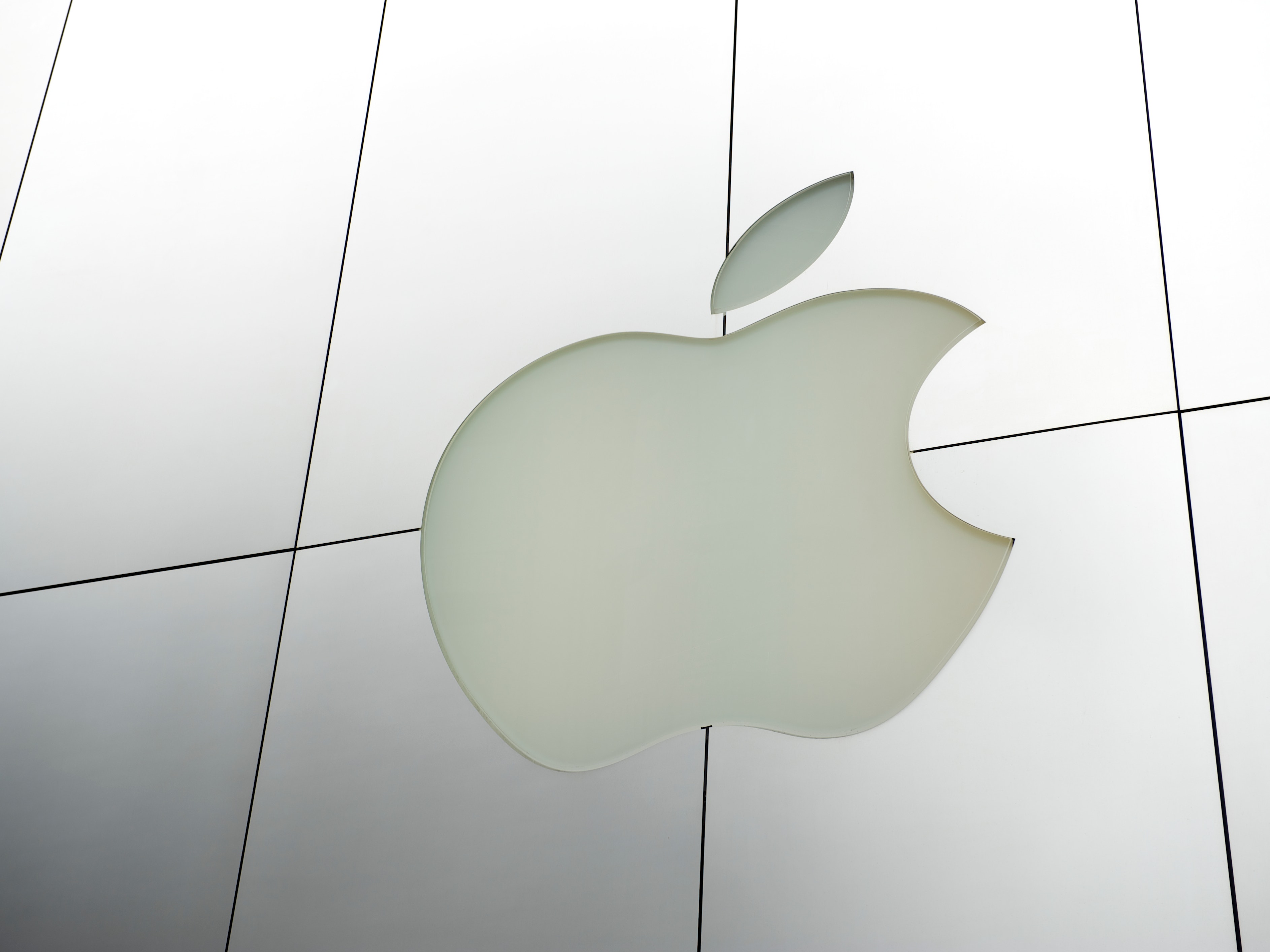 What Does Gene Munster Have to Say About an Apple Inc. (AAPL