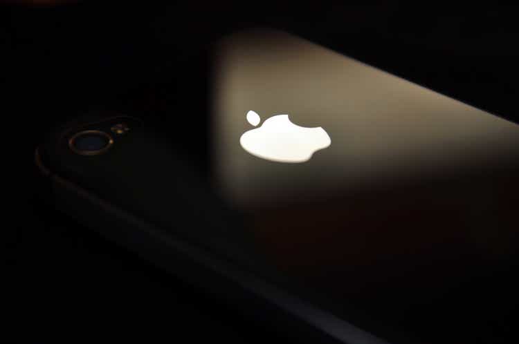Apple-logo mit iPhone 4 und 4s, Schwarzer Hintergrund