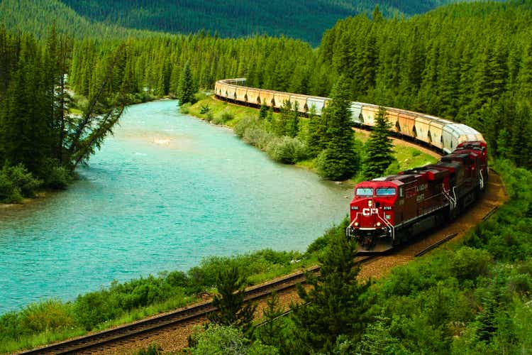 Canadian Pacific Zug auf Eisenbahnbrücke