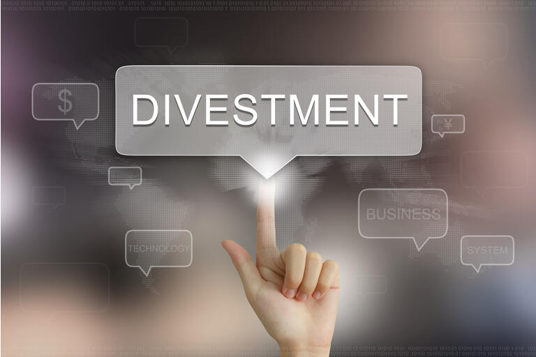 hand clicking on divestment button