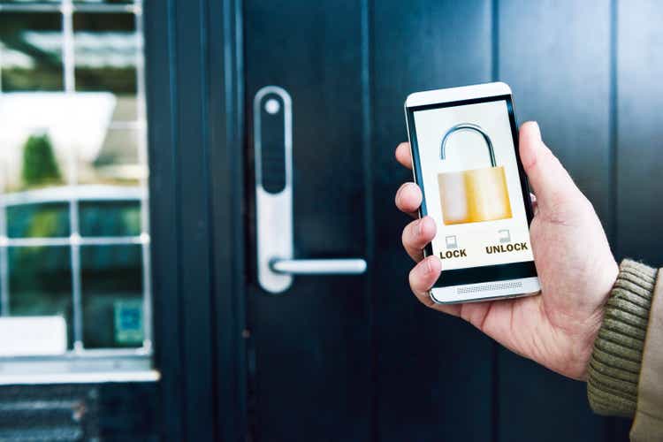 Mobile phone controls the door lock at home