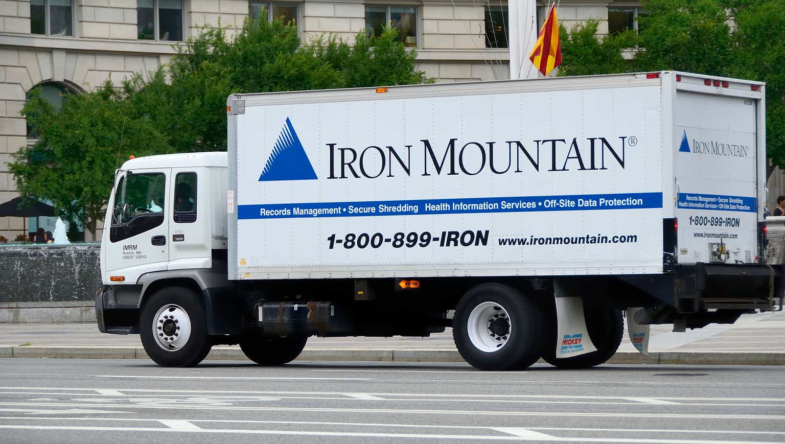 Iron Mountain: Narrative-Pushed Market Pricing (NYSE:IRM)