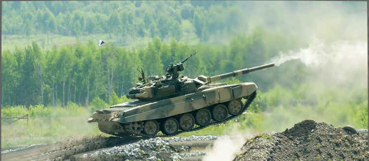 Tank T-80 shooting