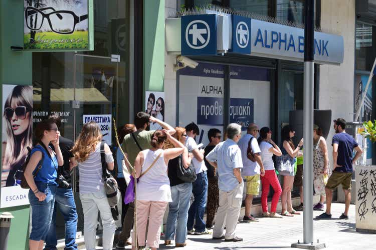 line of people atm cashpoint