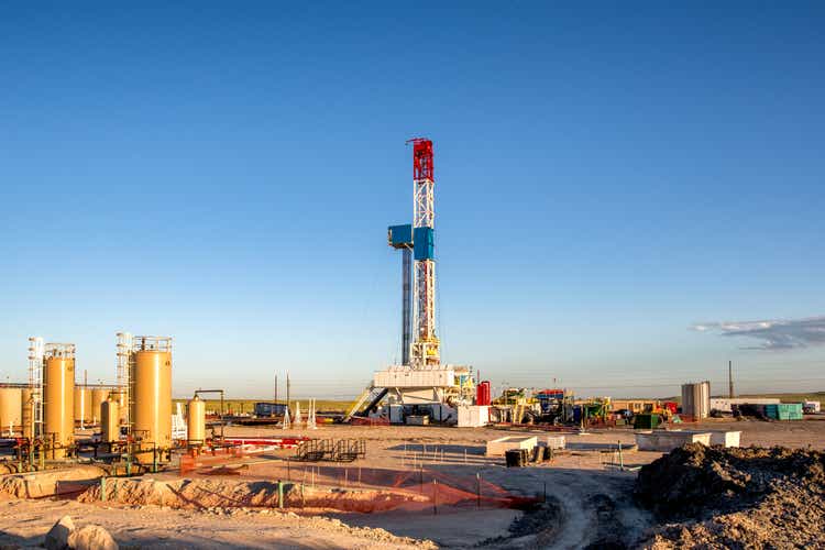 Fracking Fracking Drill Rig în prerie la amurg