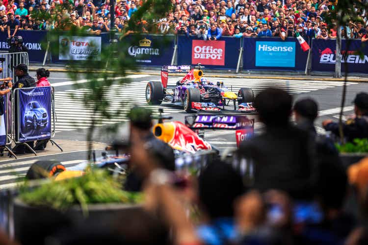 Carlos & Daniel. Infiniti Red Bull Racing F1 Showrun