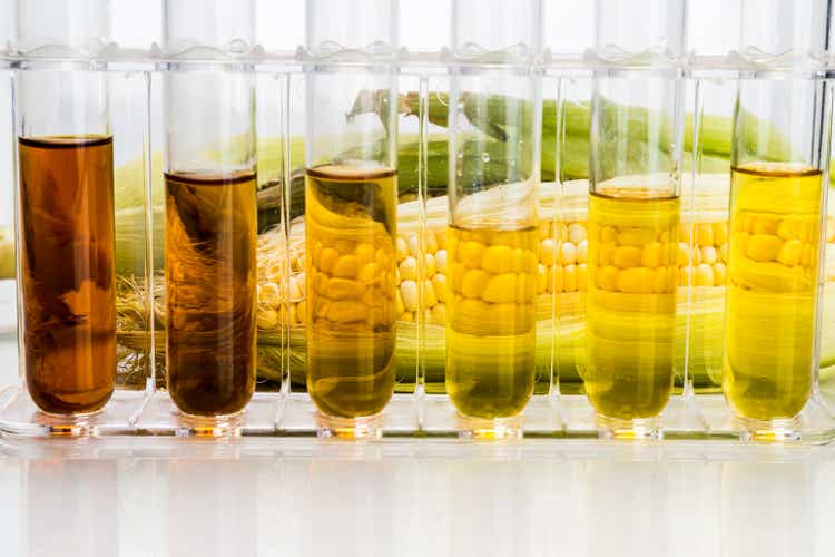 Corn abgeleitet ethanol biofuel mit Reagenzgläser auf weißem Hintergrund