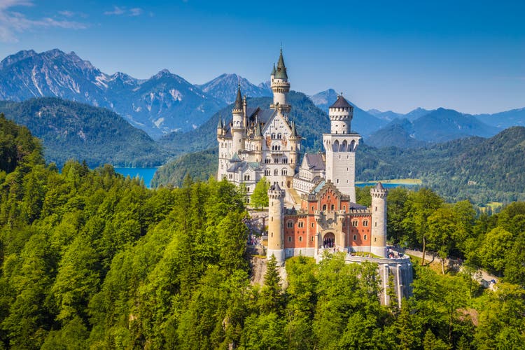Famoso Castello di Neuschwanstein con il paesaggio di montagna paesaggio vicino a