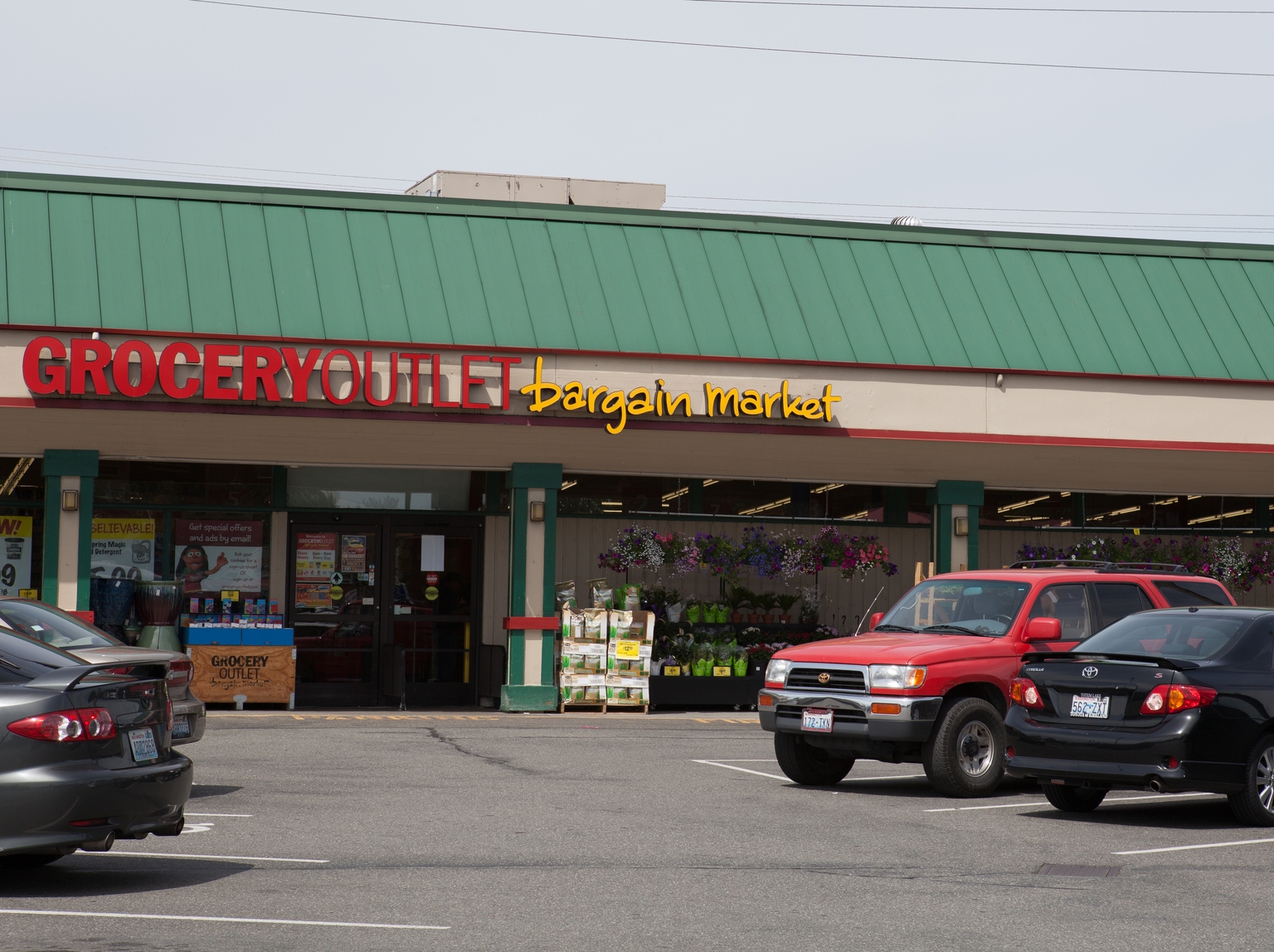 Grocery Outlet: More Traffic, Smaller Baskets, Same Problems