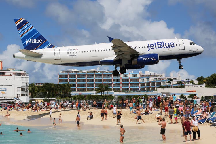 jetBlue Airbus A320 landing St. Maarten