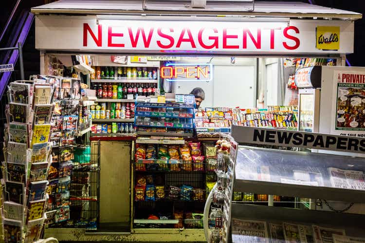 Banca de jornal na Strand, Londres, Reino Unido