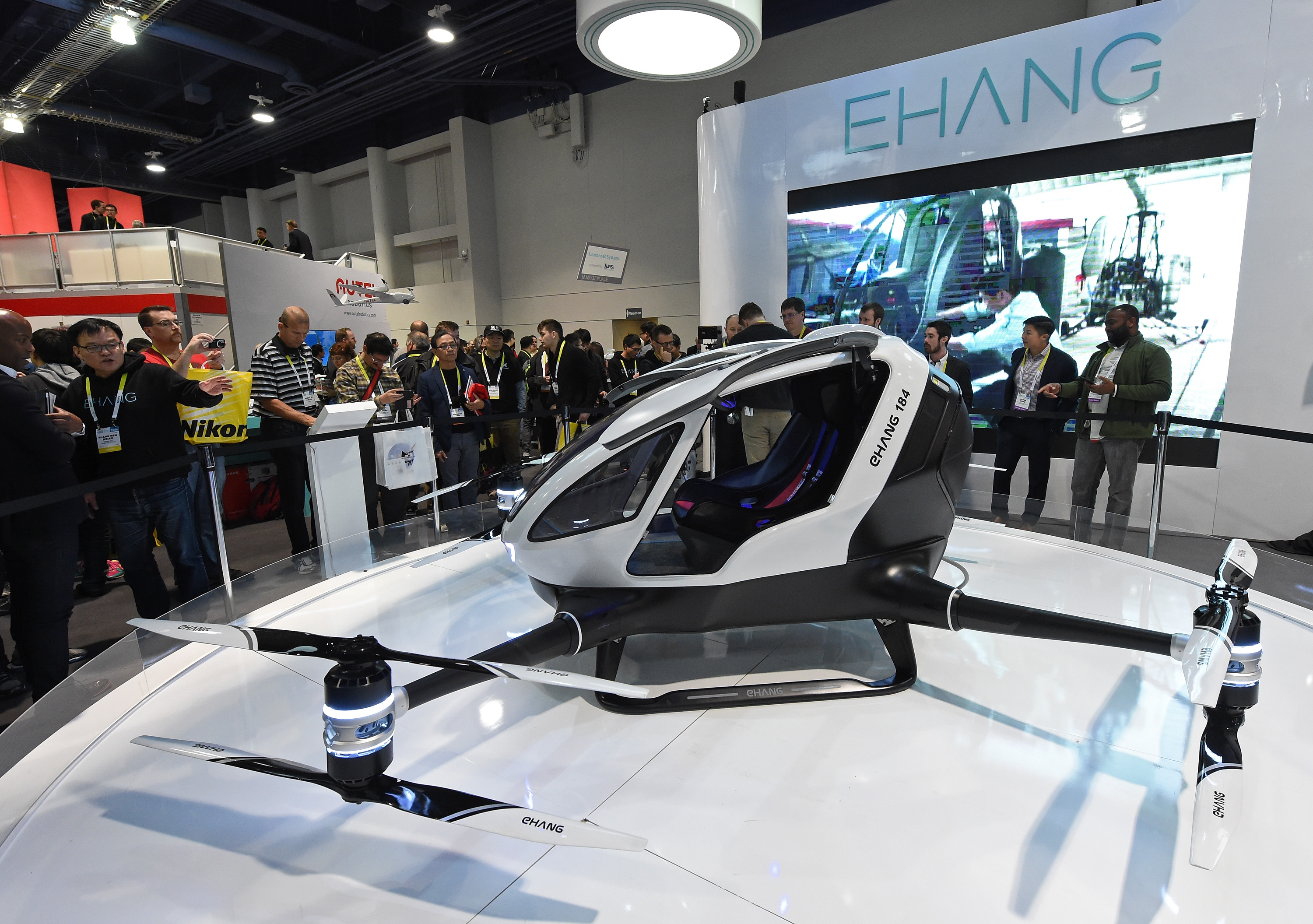 Ces 2016. Пассажирский дрон Ehang 184 салон. Пассажирский беспилотник. Технические новинки. Ehang грузовой дрон.