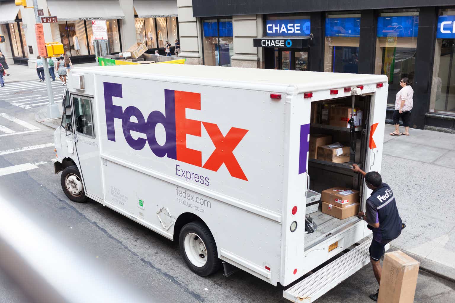 FedEx: Value-Saving Plans Unlikely To Offset Macro Headwinds (NYSE:FDX)