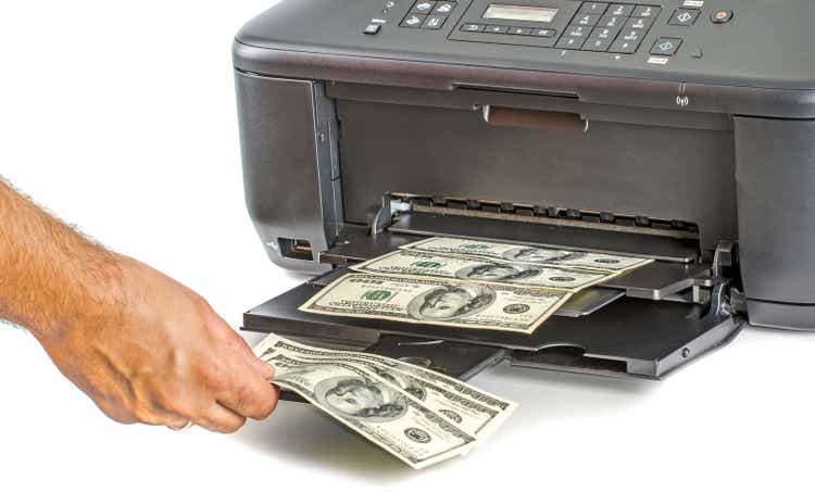 Drucker Drucken falsche-dollar-Noten in der Hand