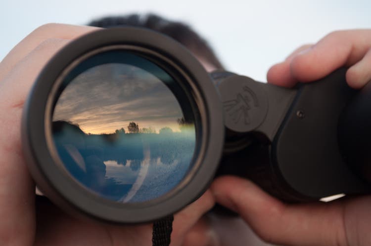 Mann, Blick durch das Fernglas