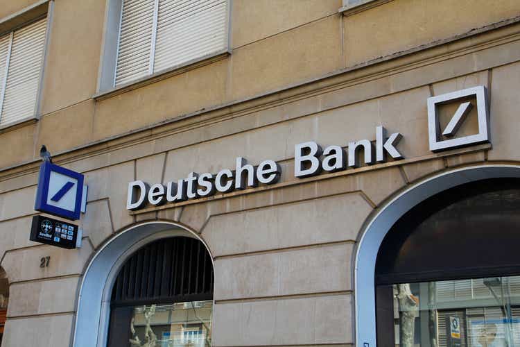 Deutsche Bank shares fall as cost of default insurance climbs