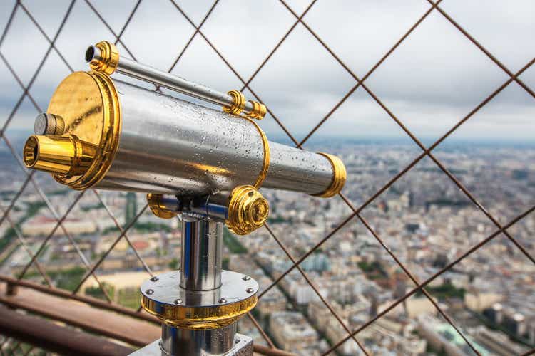 Az Eiffel-torony megfigyelő teleszkópja. Párizs, Franciaország