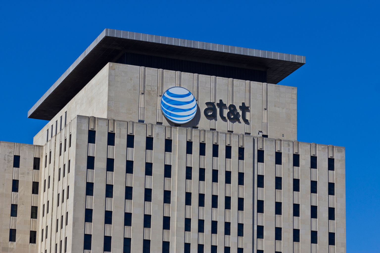 AT&T: Much Better Than Verizon (NYSE:T)