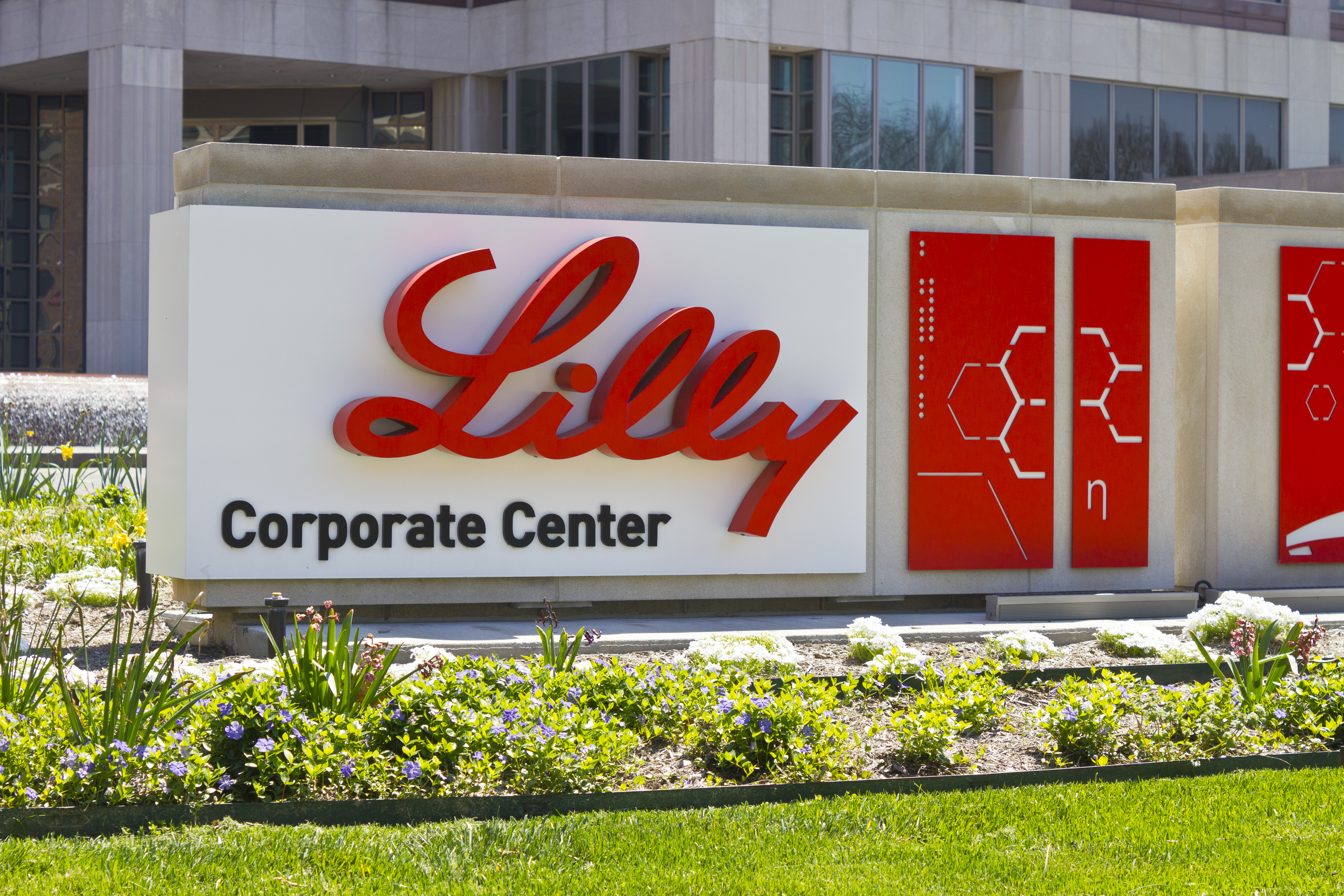 Eli Lilly Snaps Six Straight Days Of Gains, Trades In The Red (NYSE:LLY ...