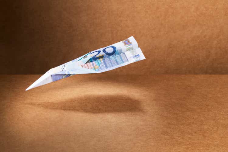 20-Euro-Schein in Papierflugzeug gefaltet